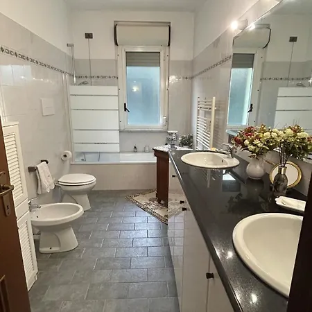 Elegante Vista Mare - 2 Camere, 2 Bagni E Parcheggio Privato Savona